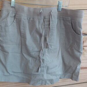 Beige Tennis Golf Skirt Skort Womens size 8 Pull On Pockets Built In Shorts
